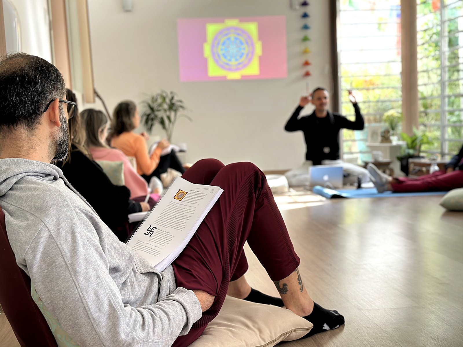 Turma do Dharmyoga estudando filosofia do Yoga e vedānta durante a formação de professores